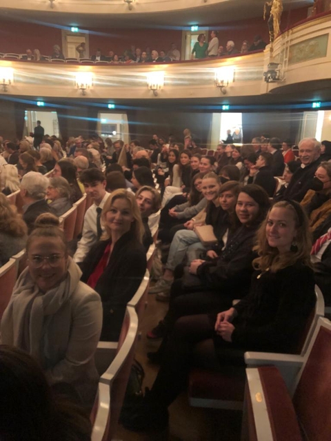 Besuch des Gärtnerplatztheaters mit Schülerinnen und Schülern der 9. und 10. Jahrgangsstufe: Hoffmanns Erzählungen – Fantastische Oper Beitragsbild