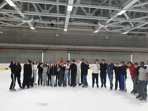 Die Klasse 7b geht Eislaufen Beitragsbild