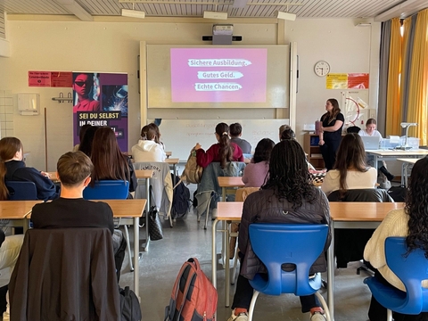 Ausbildungsoffensive Bayern zu Besuch – Berufsorientierung aus erster Hand für unsere 8. Klassen Beitragsbild