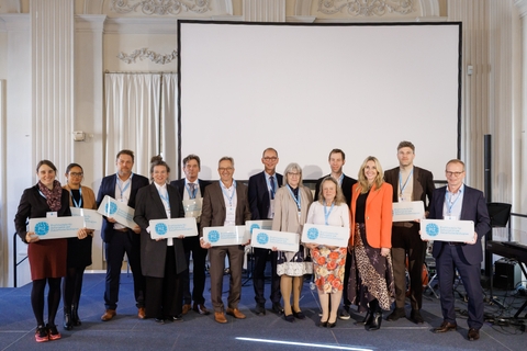 Prädikatsverleihung 2025 – Neue Profilschulen bereiten Bayerns Schülerinnen und Schüler auf die digitale Zukunft vor! Beitragsbild