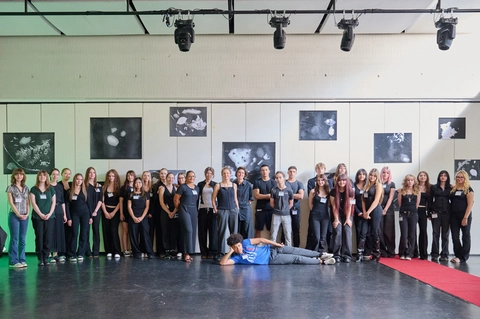 Was zu verschwinden droht, wird Bild: Das Kunstprojekt „Baumporträts“ der Klasse 9e Beitragsbild
